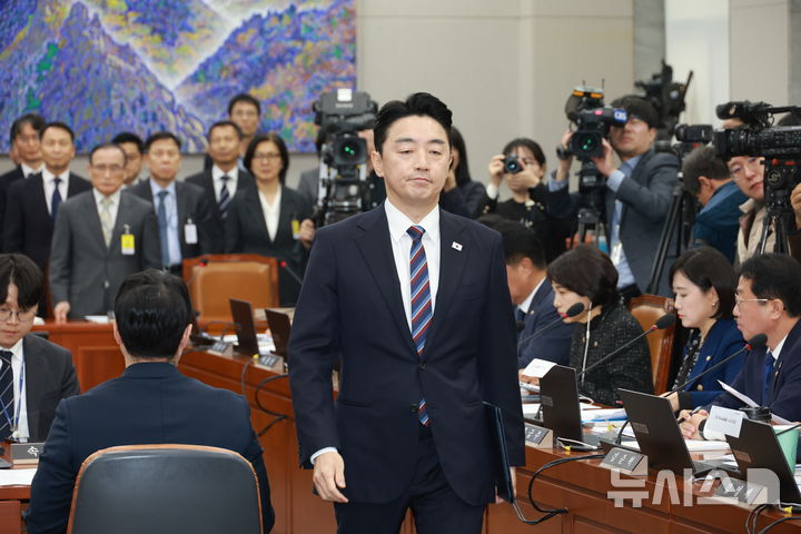 [서울=뉴시스] 고승민 기자 = 강훈식 대통령 비서실장이 6일 서울 여의도 국회에서 열린 운영위원회의 대통령비서실 등 국정감사에서 선서 후 선서문 전달을 위해 김병기 운영위원장에게 향하고 있다. 2025.11.06. kkssmm99@newsis.com