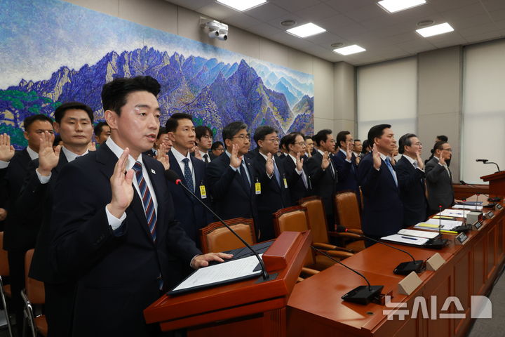 [서울=뉴시스] 고승민 기자 = 강훈식 대통령 비서실장 등 피감기관 증인들이 6일 서울 여의도 국회에서 열린 운영위원회의 대통령비서실 등 국정감사에서 선서를 하고 있다. 2025.11.06. kkssmm99@newsis.com