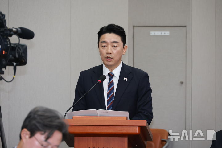 [서울=뉴시스] 고승민 기자 = 강훈식 대통령 비서실장이 6일 서울 여의도 국회에서 열린 운영위원회의 대통령비서실 등 국정감사에서 업무보고를 하고 있다. 2025.11.06. kkssmm99@newsis.com