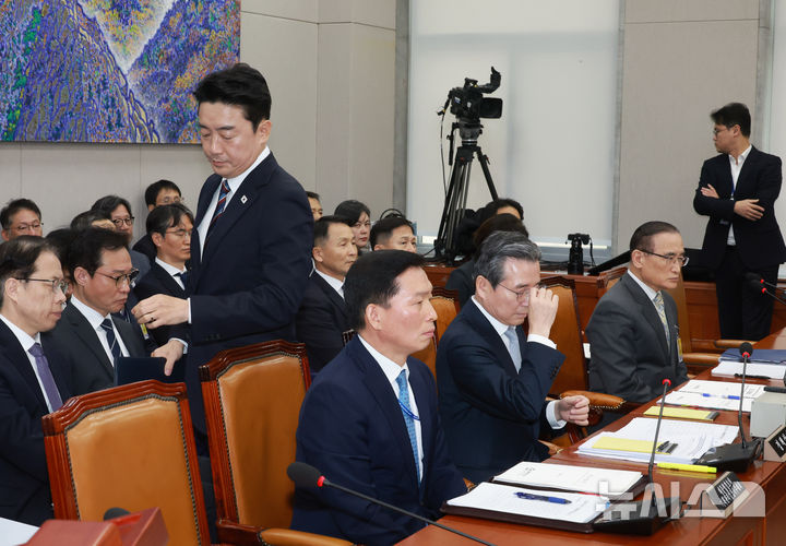 [서울=뉴시스] 고승민 기자 = 강훈식 대통령 비서실장이 6일 서울 여의도 국회에서 열린 운영위원회의 대통령비서실 등 국정감사에서 선서를 위해 발언대로 향하고 있다. 2025.11.06. kkssmm99@newsis.com