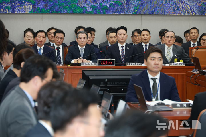 [서울=뉴시스] 고승민 기자 = 강훈식 대통령 비서실장과 위성락 국가안보실장, 김용범 정책실장 등 증인들이 6일 서울 여의도 국회에서 열린 운영위원회의 대통령비서실 등 국정감사에서 의원들의 발언을 지켜보고 있다. 2025.11.06. kkssmm99@newsis.com