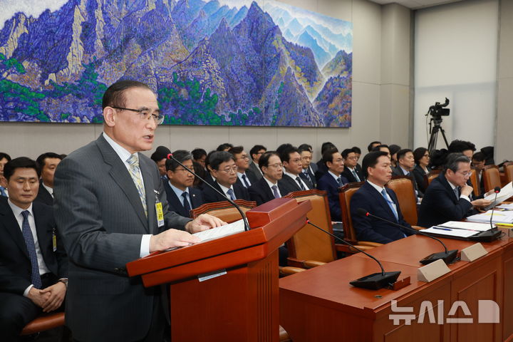 [서울=뉴시스] 고승민 기자 = 위성락 국가안보실장이 6일 서울 여의도 국회에서 열린 운영위원회의 대통령비서실 등 국정감사에서 업무보고를 하고 있다. 2025.11.06. kkssmm99@newsis.com