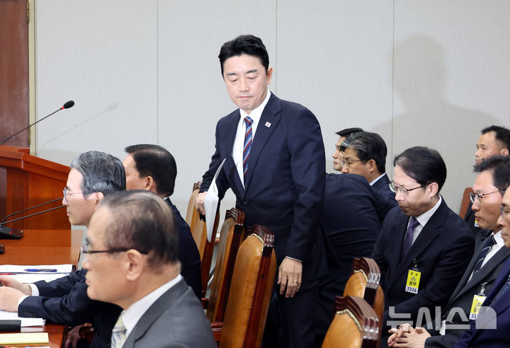 [서울=뉴시스] 김금보 기자 = 강훈식 대통령 비서실장이 6일울 여의도 국회에서 열린 운영위원회의 대통령비서실 등 국정감사에서 인사말을 마친 뒤 자리로 향하고 있다. 2025.11.06. kgb@newsis.com
