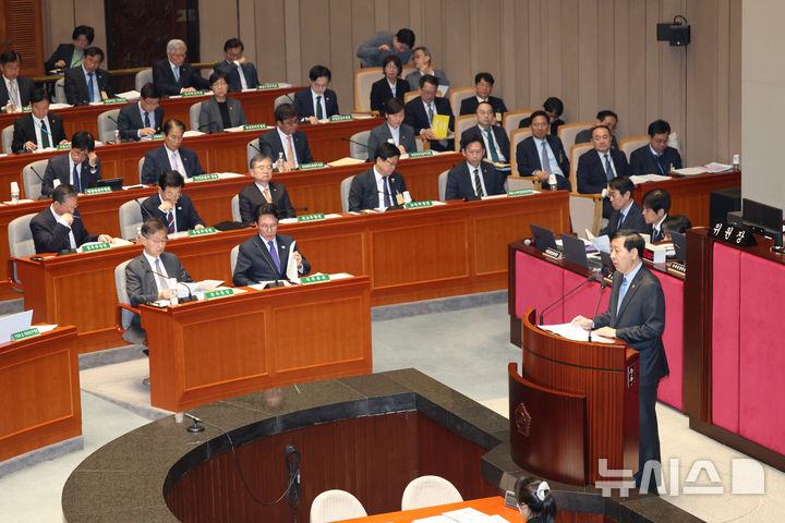 [서울=뉴시스] 김명년 기자 = 구윤철 경제부총리 겸 기획재정부 장관이 6일 서울 여의도 국회 예산결산특별위원회 회의장에서 열린 예결위 첫 전체회의에서 2026년도 정부예산 제안설명을 하고 있다. 2025.11.06. kmn@newsis.com