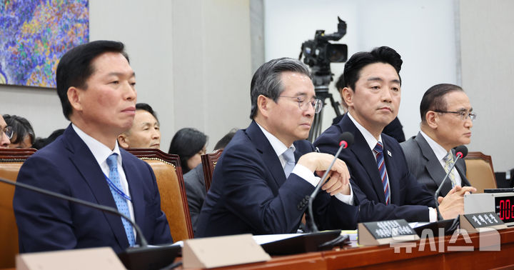 [서울=뉴시스] 김금보 기자 = 강훈식 대통령 비서실장이 6일울 여의도 국회에서 열린 운영위원회의 대통령비서실 등 국정감사에 출석해 있다. 2025.11.06. kgb@newsis.com