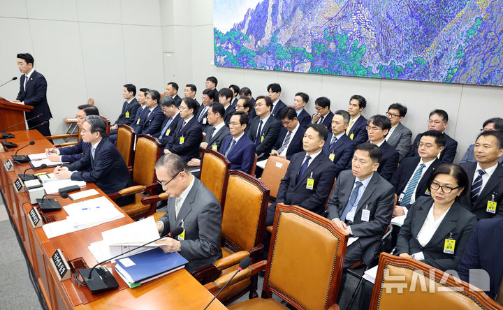 [서울=뉴시스] 김금보 기자 = 6일 서울 여의도 국회에서 열린 운영위원회의 대통령비서실 등 국정감사에 피감기관 직원들이 출석해 있다. 2025.11.06. kgb@newsis.com