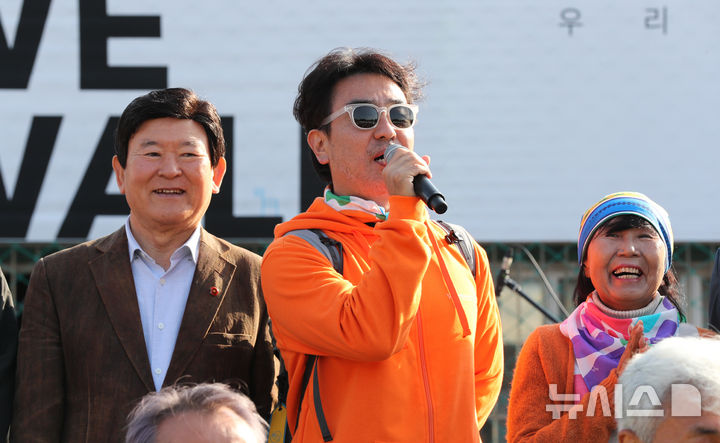 [제주=뉴시스] 우장호 기자 = 배우 류성룡이 6일 오전 제주시 애월읍 고성리운동장에서 열린 '2025 제주올레걷기축제' 개막식에서 축사를 하고 있다.이번 축제는 6일부터 8일까지 3일간 제주시 도심과 인접한 올레 17·18코스를 무대로 진행된다. 2025.11.06. woo1223@newsis.com