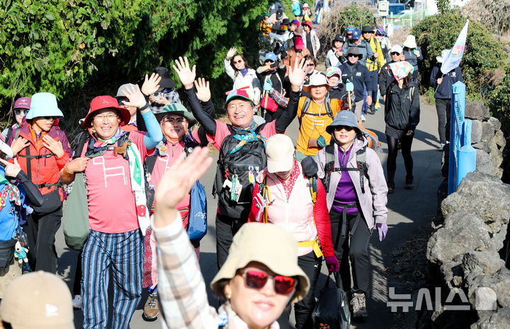 [제주=뉴시스] 우장호 기자 = 6일 오전 제주시 애월읍 고성리운동장에서 '2025 제주올레걷기축제' 개막식이 열리고 있다.이번 축제는 6일부터 8일까지 3일간 제주시 도심과 인접한 올레 17·18코스를 무대로 진행된다. 2025.11.06. woo1223@newsis.com