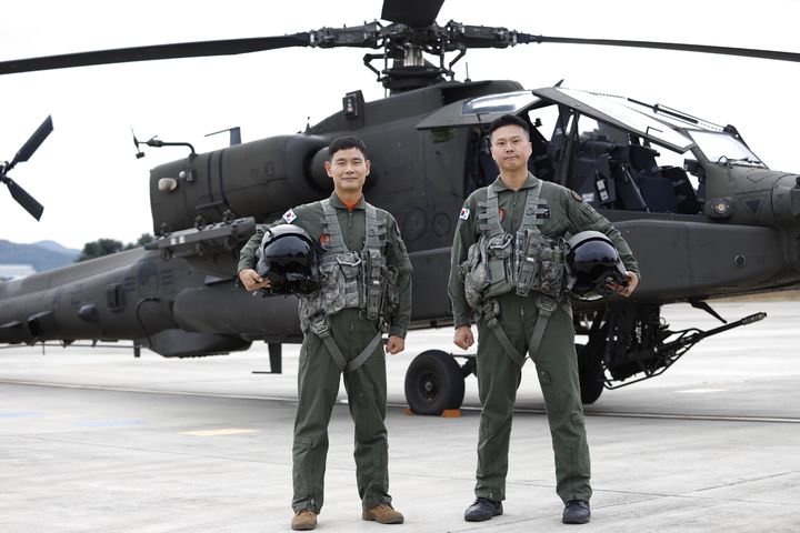 [서울=뉴시스] 육군은 6일 2025년 육군항공 사격대회 시상식을 개최한다고 밝혔다. 사진은 2025 육군항공 사격대회 '탑 헬리건(Top Heligun)'으로 선발된 이대식(왼쪽)·조명환 준위가 아파치 헬기(AH-64E) 앞에서 포즈를 취하고 있다. (사진=육군 제공) 2025.11.06. photo@newsis.com *재판매 및 DB 금지
