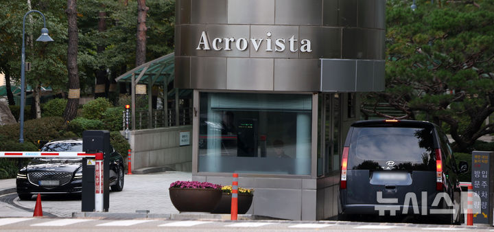 [서울=뉴시스] 김선웅 기자 = 전 영부인 김건희 씨에 대한 의혹을 수사하는 특별검사팀(특별검사 민중기)이 6일 대통령 관저 이전 의혹과 관련해 윤석열 전 대통령 부부의 주거지인 아크로비스타와 코바나컨텐츠 사무실, 21그램 사무실 등 관련 사무실과 주거지 7곳에 대한 압수수색을 진행하고 있다. 사진은 6일 서울 서초구 소재 윤 전 대통령 부부 주거지 아크로비스타의 모습. 2025.11.06. mangusta@newsis.com