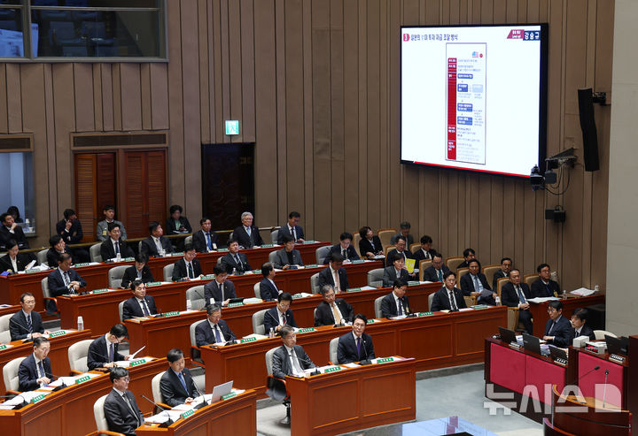 [서울=뉴시스] 김명년 기자 = 김민석 국무총리 등 국무위원들이 6일 서울 여의도 국회에서 열린 예산결산특별위원회 전체회의에 출석해 있다. 2025.11.06. kmn@newsis.com