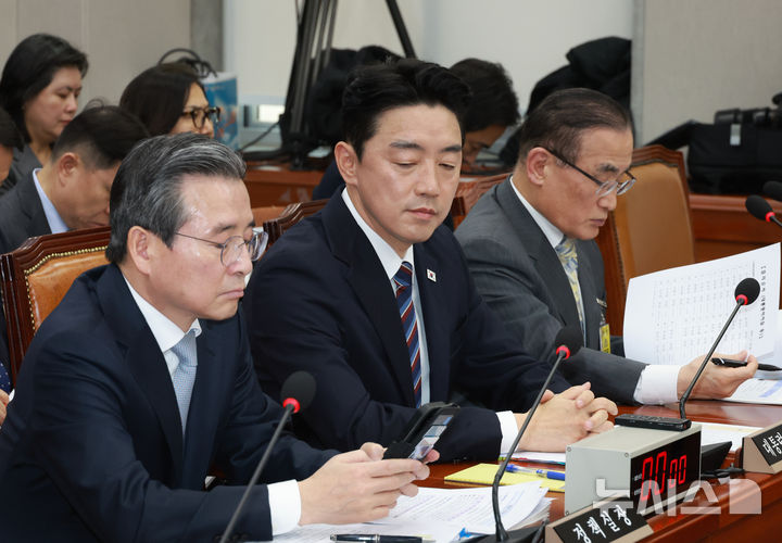 [서울=뉴시스] 고승민 기자 = 김용범 대통령실 정책실장과 강훈식 비서실장, 위성락 국가안보실장 등 증인들이 6일 서울 여의도 국회에서 열린 운영위원회의 대통령비서실 등 국정감사에 출석하고 있다. 2025.11.06. kkssmm99@newsis.com