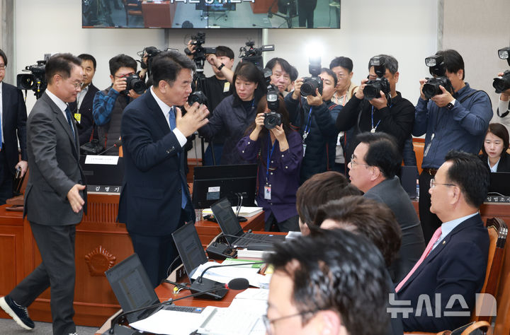 [서울=뉴시스] 고승민 기자 = 문진석 원내운영수석부대표와 송언석 국민의힘 원내대표 등 여야 운영위원들이 6일 서울 여의도 국회에서 열린 운영위원회의 대통령비서실 등 국정감사에서 정쟁 격화 후 감사가 중지되자 설전을 이어가고 있다. 2025.11.06. kkssmm99@newsis.com
