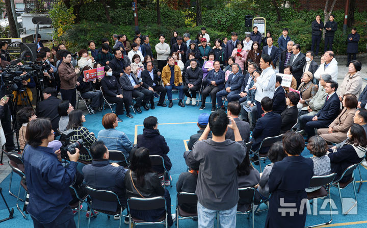[서울=뉴시스] 권창회 기자 = 오세훈 서울시장이 6일 오전 서울 성북구 장위13 재정비촉진구역을 방문해 주민들과 간담회를 갖고 인사말을 하고 있다. 2025.11.06. kch0523@newsis.com