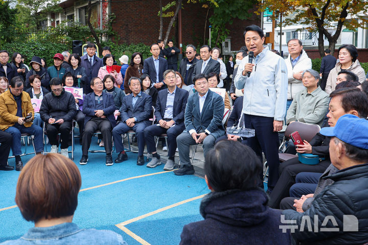 [서울=뉴시스] 권창회 기자 = 오세훈 서울시장이 6일 오전 서울 성북구 장위13 재정비촉진구역을 방문해 주민들과 간담회를 갖고 인사말을 하고 있다. 2025.11.06. kch0523@newsis.com