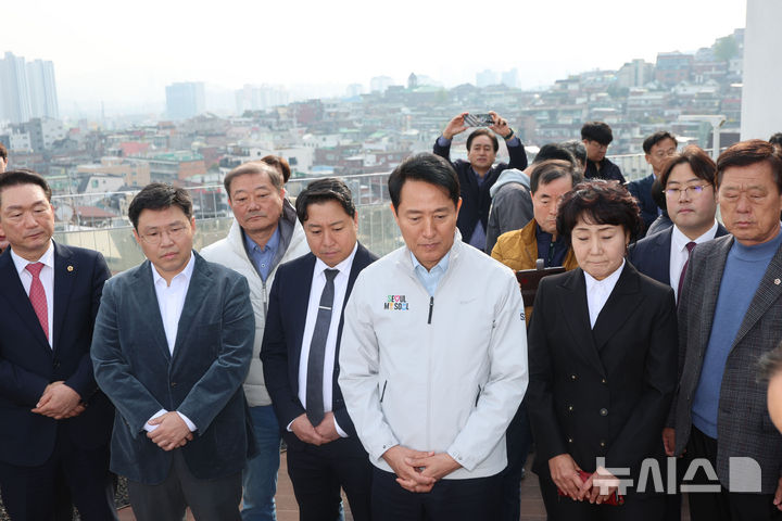 [서울=뉴시스] 권창회 기자 = 오세훈 서울시장이 6일 오전 서울 성북구 장위건강누림센터를 방문해 장위13 재정비촉진구역 추진 형황 브리핑을 듣고 있다. 2025.11.06. kch0523@newsis.com