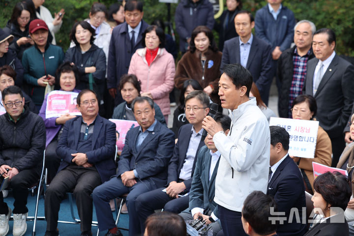 [서울=뉴시스] 권창회 기자 = 오세훈 서울시장이 6일 오전 서울 성북구 장위13 재정비촉진구역을 방문해 주민들과 간담회를 갖고 인사말을 하고 있다. 2025.11.06. kch0523@newsis.com