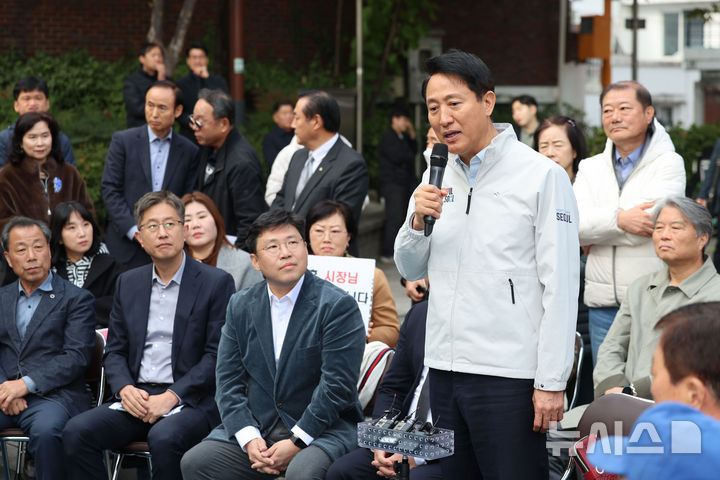 [서울=뉴시스] 권창회 기자 = 오세훈 서울시장이 6일 오전 서울 성북구 장위13 재정비촉진구역을 방문해 주민들과 간담회를 갖고 인사말을 하고 있다. 2025.11.06. kch0523@newsis.com