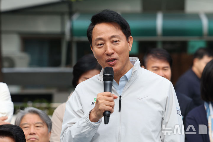 [서울=뉴시스] 권창회 기자 = 오세훈 서울시장이 6일 오전 서울 성북구 장위13 재정비촉진구역을 방문해 주민들과 간담회를 갖고 인사말을 하고 있다. 2025.11.06. kch0523@newsis.com
