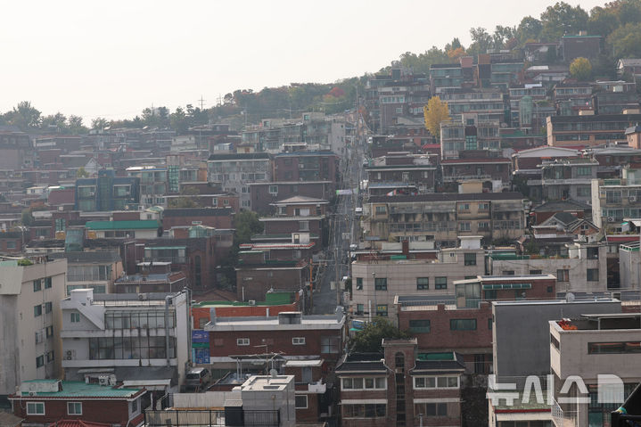 [서울=뉴시스] 권창회 기자 = 오세훈 서울시장이 6일 오전 서울 성북구 장위건강누림센터를 방문해 장위동 재정비촉진구역 추진 형황 브리핑을 듣고 있다. 2025.11.06. kch0523@newsis.com