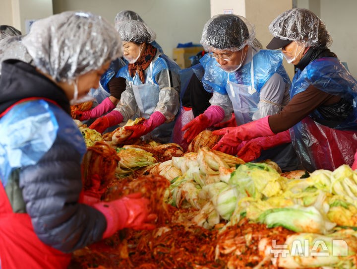 [서울=뉴시스] 박주성 기자 = 서강석 송파구청장과 마천2동 한마음체험농장 운영위원회, 직능단체연합회가 6일 오전 서울 송파구 마천2동주민센터 하부 주차장에서 '사랑의 김장나누기 행사'를 진행하고 있다. 이번 행사는 운영위와 연합회가 회원들의 자원봉사로 한마음체험농장을 직접 운영해 얻은 수익금으로 김장 재료를 마련하고 연합회와 함께 김치를 담가 관내 복지시설과 저소득 가정에 전달한다. 2025.11.06. park7691@newsis.com
