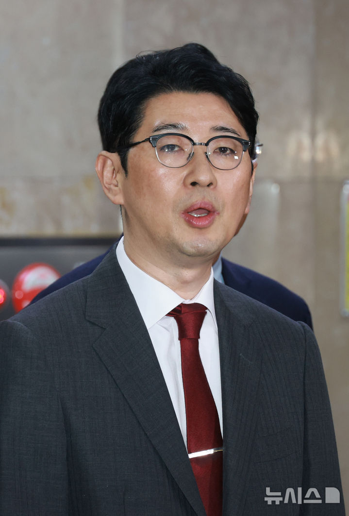 [서울=뉴시스] 고승민 기자 = 주진우 국민의힘 의원이 6일 서울 여의도 국회에서 열린 운영위원회의 대통령비서실 등 국정감사에서 감사가 중지된 후 신상발언 시간 동안 벌어진 정쟁에 대해 기자회견을 하고 있다. 2025.11.06. kkssmm99@newsis.com