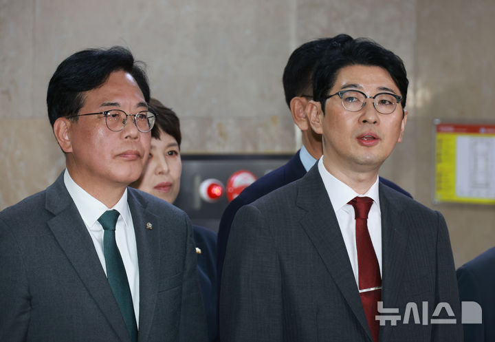 [서울=뉴시스] 고승민 기자 = 주진우 국민의힘 의원이 6일 서울 여의도 국회에서 열린 운영위원회의 대통령비서실 등 국정감사에서 감사가 중지된 후 신상발언 시간 동안 벌어진 정쟁에 대해 기자회견을 하고 있다. 2025.11.06. kkssmm99@newsis.com