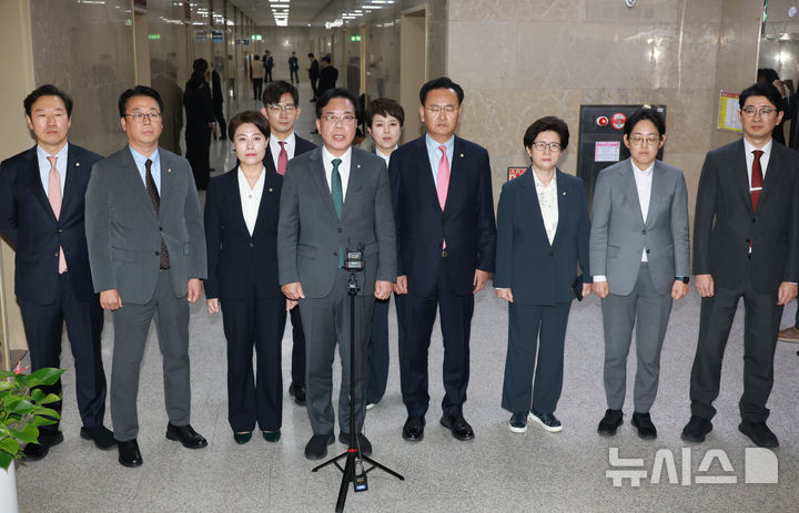 [서울=뉴시스] 고승민 기자 = 송언석 국민의힘 원내대표 등 운영위원들이 6일 서울 여의도 국회에서 열린 운영위원회의 대통령비서실 등 국정감사에서 감사가 중지된 후 정쟁 과정서 발생한 물리적 충돌에 대한 기자회견을 하고 있다. 2025.11.06. kkssmm99@newsis.com