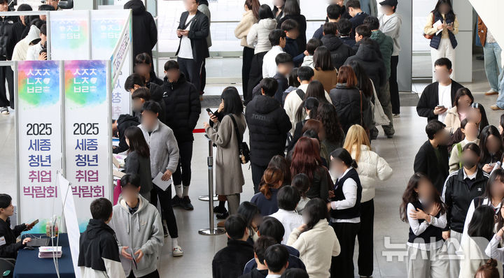 [세종=뉴시스] 강종민 기자 = 6일 세종시 어진동 세종컨벤션센터에서 열린 2025 세종청년취업박람회에서 행사장 입장을 위해 구직자들이 줄지어 서 있다. 2025.11.06. ppkjm@newsis.com