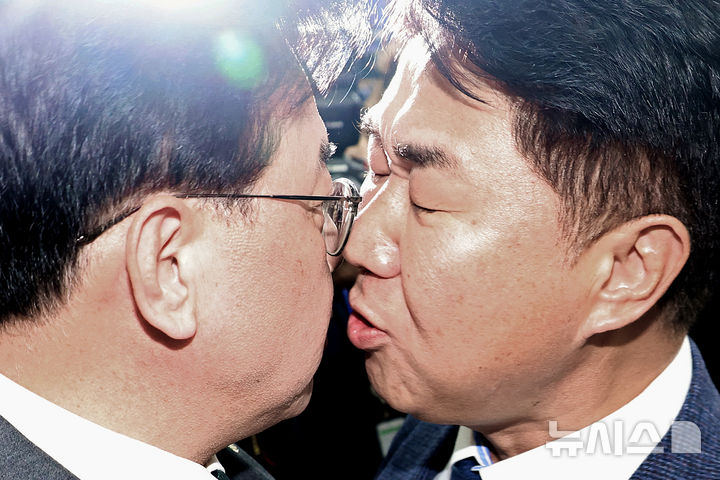 [서울=뉴시스] 김금보 기자 = 송언석 국민의힘 원내대표와 이기헌 더불어민주당 의원이 6일 오전 서울 여의도 국회에서 열린 운영위원회의 대통령비서실 등 국정감사에서 정회 후 퇴장하는 과정에 충돌하고 있다. 2025.11.06. kgb@newsis.com