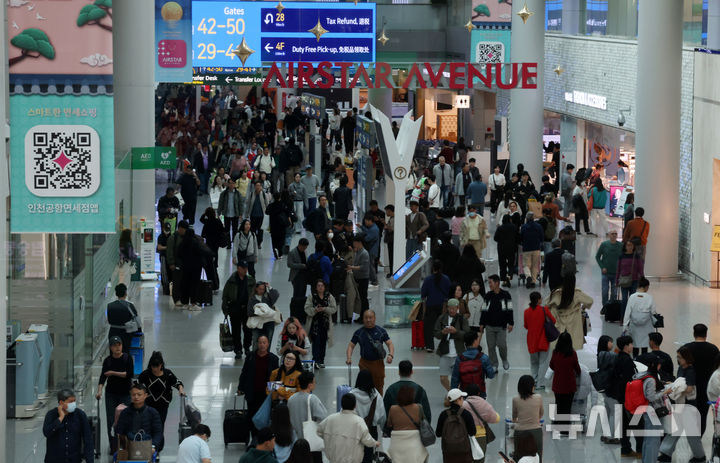 [인천공항=뉴시스] 배훈식 기자 =인천국제공항 제1터미널 면세구역에서 관광객들이 쇼핑을 하고 있다. 2025.11.06. dahora83@newsis.com