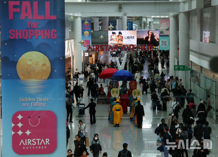 [인천공항=뉴시스] 배훈식 기자 = 지난해 11월 6일 오전 인천국제공항 제1터미널 면세구역에서 관광객들이 쇼핑을 하고 있다. 호텔 신라와 신세계면세점은 매출 부진을 이유로 지난달 인천공항 제1여객터미널 DF1 권역(향수·담배·주류)의 사업권을 철수를 결정했다. 2025.11.06. dahora83@newsis.com
