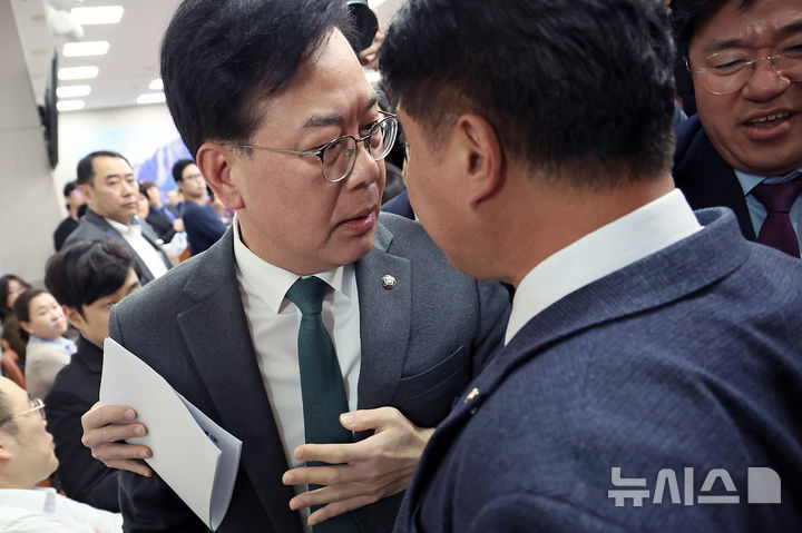 [서울=뉴시스] 김금보 기자 = 송언석 국민의힘 원내대표와 이기헌 더불어민주당 의원이 6일 오전 서울 여의도 국회에서 열린 운영위원회의 대통령비서실 등 국정감사에서 정회 후 퇴장하는 과정에 충돌하고 있다. 2025.11.06. kgb@newsis.com