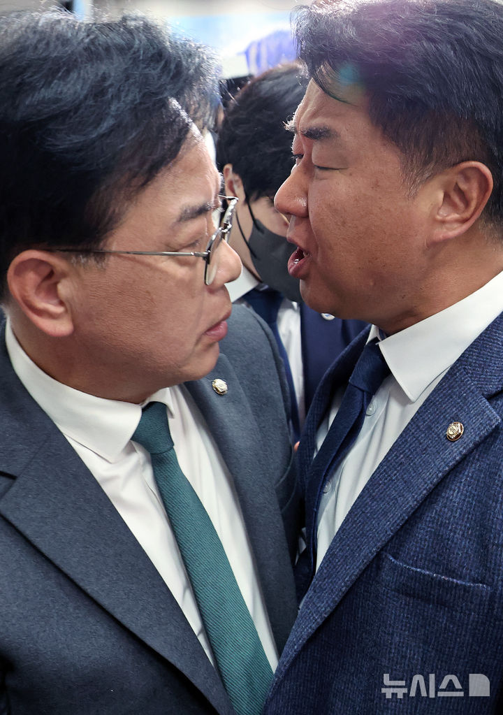 [서울=뉴시스] 김금보 기자 = 송언석 국민의힘 원내대표와 이기헌 더불어민주당 의원이 6일 오전 서울 여의도 국회에서 열린 운영위원회의 대통령비서실 등 국정감사에서 정회 후 퇴장하는 과정에 충돌하고 있다. 2025.11.06. kgb@newsis.com