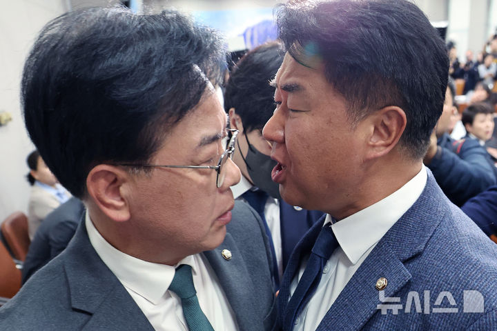 [서울=뉴시스] 김금보 기자 = 송언석 국민의힘 원내대표와 이기헌 더불어민주당 의원이 6일 오전 서울 여의도 국회에서 열린 운영위원회의 대통령비서실 등 국정감사에서 정회 후 퇴장하는 과정에 충돌하고 있다. 2025.11.06. kgb@newsis.com