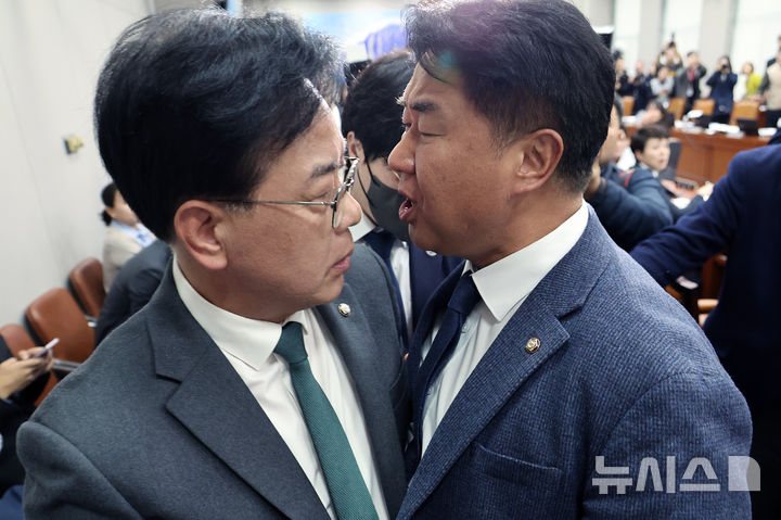 [서울=뉴시스] 김금보 기자 = 송언석 국민의힘 원내대표와 이기헌 더불어민주당 의원이 6일 오전 서울 여의도 국회에서 열린 운영위원회의 대통령비서실 등 국정감사에서 정회 후 퇴장하는 과정에 충돌하고 있다. 2025.11.06. kgb@newsis.com