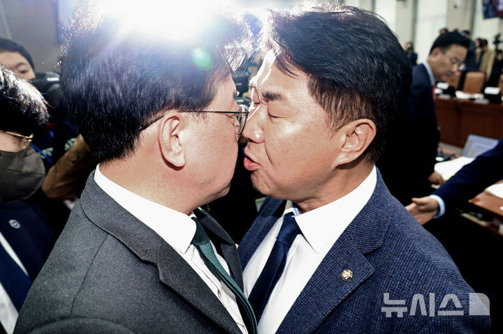 [서울=뉴시스] 김금보 기자 = 송언석 국민의힘 원내대표와 이기헌 더불어민주당 의원이 6일 오전 서울 여의도 국회에서 열린 운영위원회의 대통령비서실 등 국정감사에서 정회 후 퇴장하는 과정에 충돌하고 있다. 2025.11.06. kgb@newsis.com