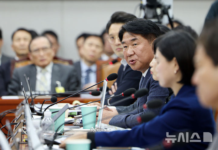 [서울=뉴시스] 김명년 기자 = 이기헌 더불어민주당 의원이 6일 서울 여의도 국회 운영위원회에서 열린 대통령비서실 등에 대한 국정감사에서 감사가 재개된 후 신상발언하고 있다. 이날 운영위 국정감사는 이 의원과 송언석 국민의힘 원내대표와의 몸싸움으로 인해 잠시 감사가 중지됐다. 2025.11.06. kmn@newsis.com