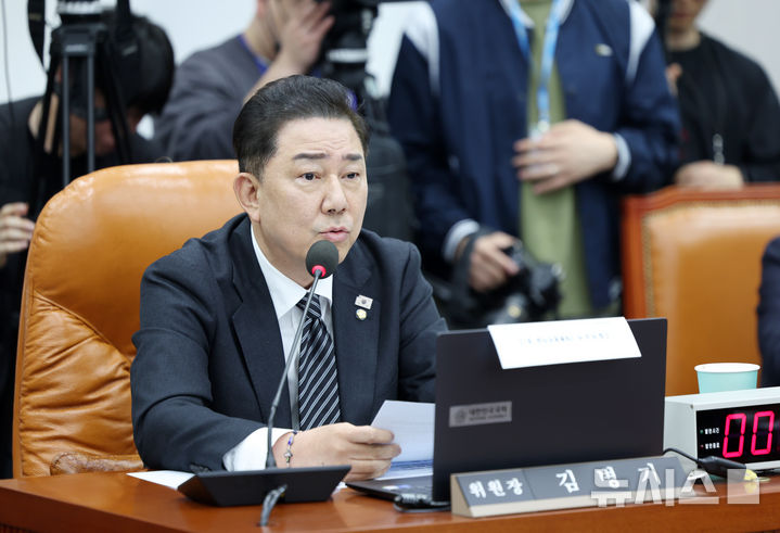 [서울=뉴시스] 김명년 기자 = 6일 서울 여의도 국회 운영위원회에서 열린 대통령비서실 등에 대한 국정감사에서 김병기 위원장이 발언하고 있다. 2025.11.06. kmn@newsis.com