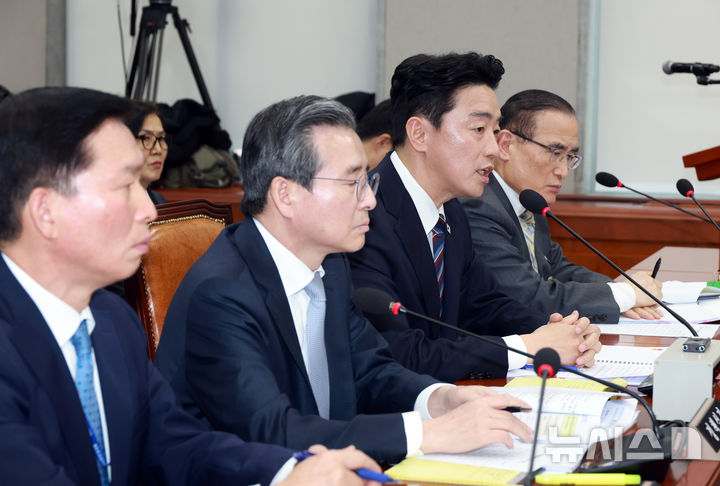 [서울=뉴시스] 고승민 기자 = 강훈식 대통령실 비서실장이 6일 서울 여의도 국회에서 열린 운영위원회의 대통령비서실 등 국정감사에서 의원 질의에 답변하고 있다. 2025.11.06. kkssmm99@newsis.com