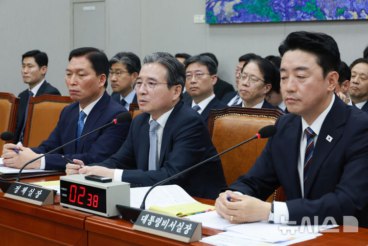 [서울=뉴시스] 고승민 기자 = 김용범 대통령실 정책실장이 6일 서울 여의도 국회에서 열린 운영위원회의 대통령비서실 등 국정감사에서 의원 질의에 답변하고 있다. 2025.11.06. kkssmm99@newsis.com