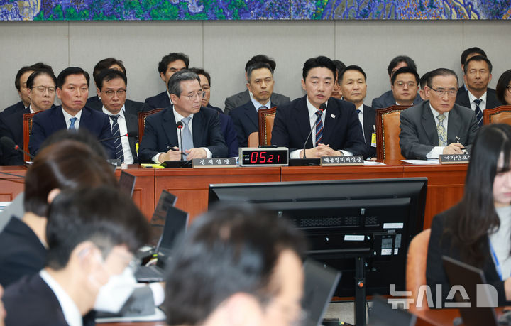 [서울=뉴시스] 고승민 기자 = 강훈식 대통령실 비서실장이 6일 서울 여의도 국회에서 열린 운영위원회의 대통령비서실 등 국정감사에서 의원 질의에 답변하고 있다. 2025.11.06. kkssmm99@newsis.com