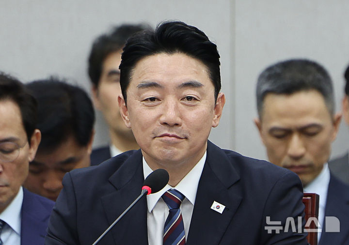 [서울=뉴시스] 김명년 기자 = 강훈식 대통령실 비서실장이 6일 서울 여의도 국회 운영위원회에서 열린 대통령비서실 등에 대한 국정감사에서 김현지 대통령실 제1부속실장 관련 질의를 듣고 있다. 2025.11.06. kmn@newsis.com