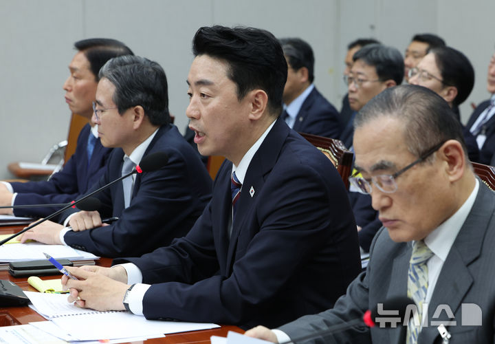 [서울=뉴시스] 김명년 기자 = 강훈식 대통령실 비서실장이 6일 서울 여의도 국회 운영위원회에서 열린  대통령비서실 등에 대한 국정감사에서 의원 질의에 답하고 있다. 2025.11.06. kmn@newsis.com