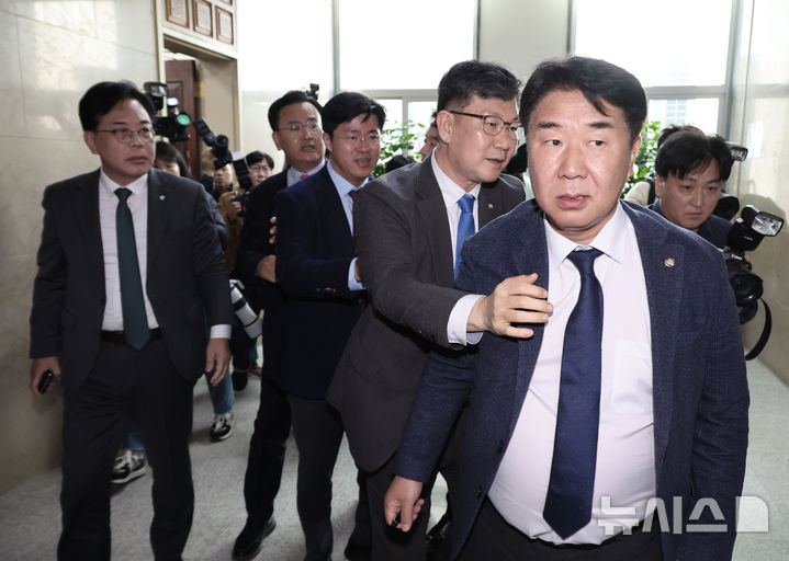 [서울=뉴시스] 김금보 기자 = 이기헌 더불어민주당 의원과 송언석 국민의힘 원내대표가 6일 오전 서울 여의도 국회에서 열린 운영위원회의 대통령비서실 등 국정감사에서 정회 후 퇴장하는 과정에 충돌하자 의원들이 말리고 있다. 2025.11.06. kgb@newsis.com