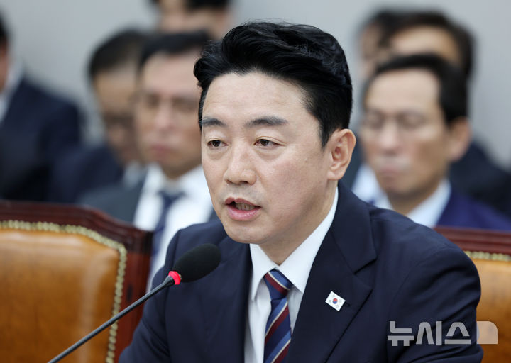 [서울=뉴시스] 김명년 기자 = 강훈식 대통령실 비서실장이 6일 서울 여의도 국회 운영위원회에서 열린 대통령비서실 등에 대한 국정감사에서 의원 질의에 답하고 있다. 2025.11.06. kmn@newsis.com