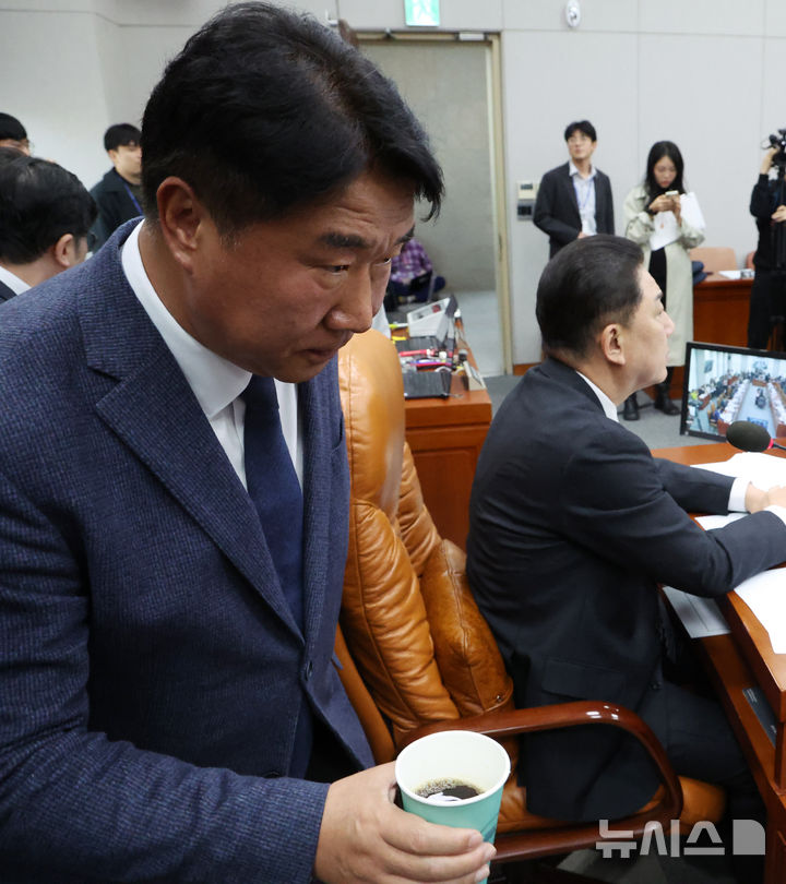 [서울=뉴시스] 김명년 기자 = 이기헌 더불어민주당 의원이 6일 서울 여의도 국회 운영위원회에서 열린 대통령비서실 등에 대한 국정감사에서 김병기 위원장을 지나쳐 재입장하고 있다. 이날 운영위 국정감사는 이 의원과 송언석 국민의힘 원내대표와의 몸싸움으로 인해 잠시 감사가 중지됐다. 2025.11.06. kmn@newsis.com