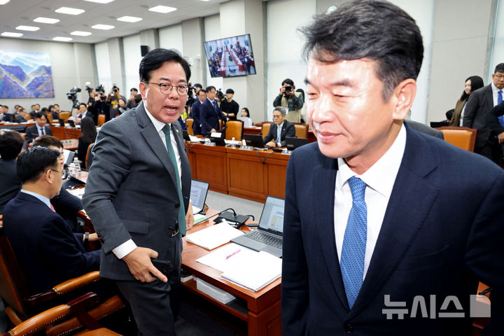 [서울=뉴시스] 김금보 기자 = 송언석 국민의힘 원내대표가 6일 오전 서울 여의도 국회에서 열린 운영위원회의 대통령비서실 등 국정감사에서 정회 후 문진석 더불어민주당 원내운영수석부대쵸를 쫒아 나가고 있다. 2025.11.06. kgb@newsis.com