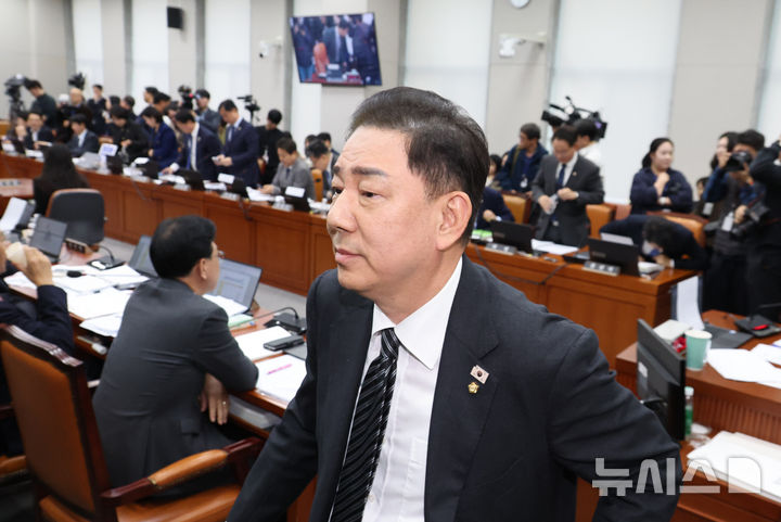 [서울=뉴시스] 김금보 기자 = 김병기 국회 운영위원회 위원장이 6일 오전 서울 여의도 국회에서 열린 운영위원회의 대통령비서실 등 국정감사에서 감사중단을 선언한 뒤 이동하고 있다. 2025.11.06. kgb@newsis.com