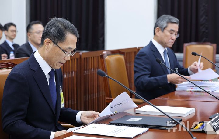 [서울=뉴시스] 국회사진기자단= 박성주 국가수사본부장이 임기를 1년 남겨뒀으나 현행법상 연령 정년(60세)이 우선 적용돼 이달 30일 퇴임한다. 사진은 지난해 11월 유재성 경찰청장 직무대행과 박성주 본부장이 서울 여의도 국회 정보위원회에서 열린 경찰청에 대한 국정감사에서 자료를 살펴보고 있는 모습 .2025.11.06. photo@newsis.com